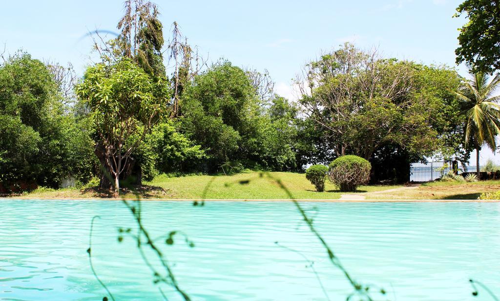 City Hub Lagoon Negombo Bagian luar foto
